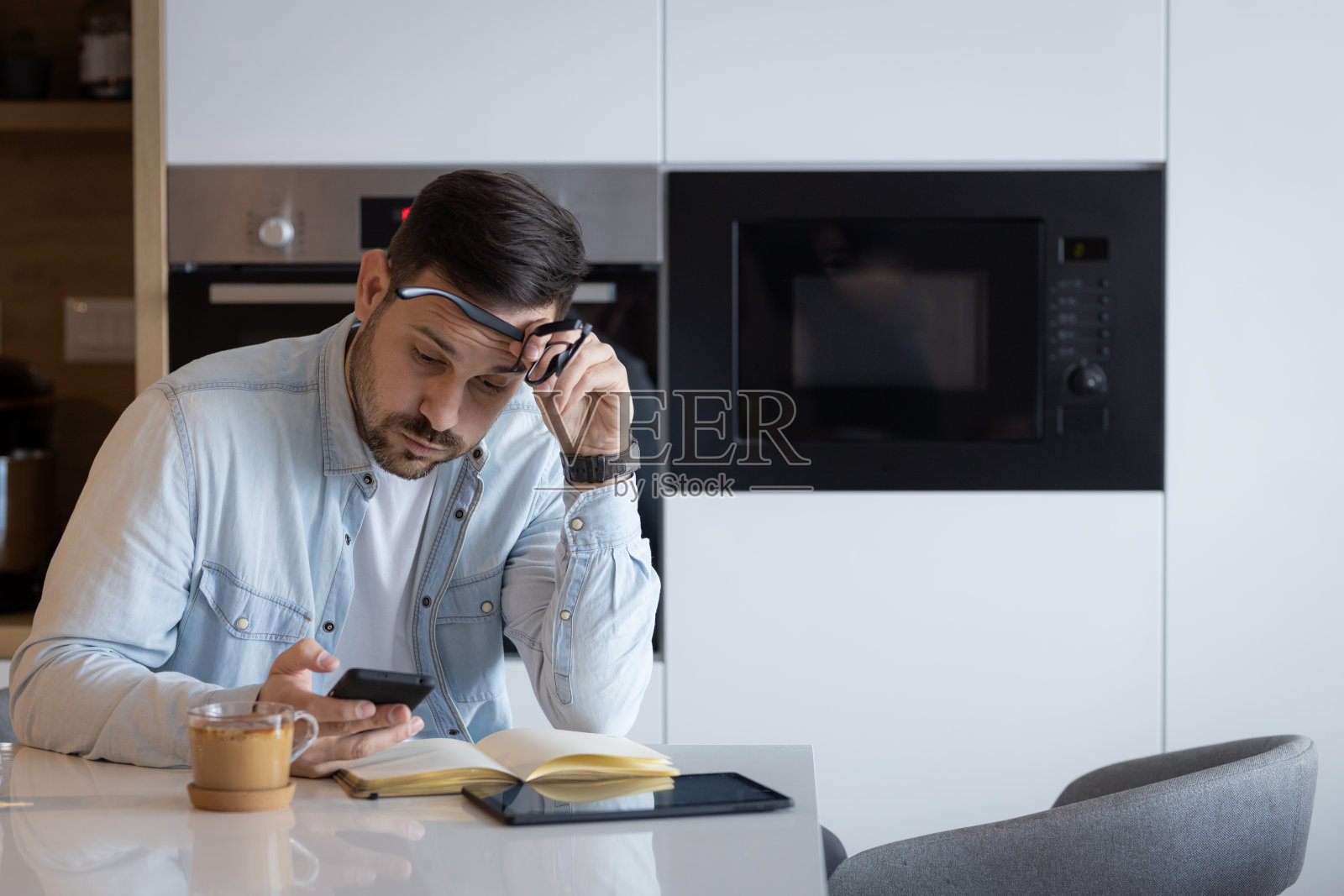 厨房里的年轻商人照片摄影图片