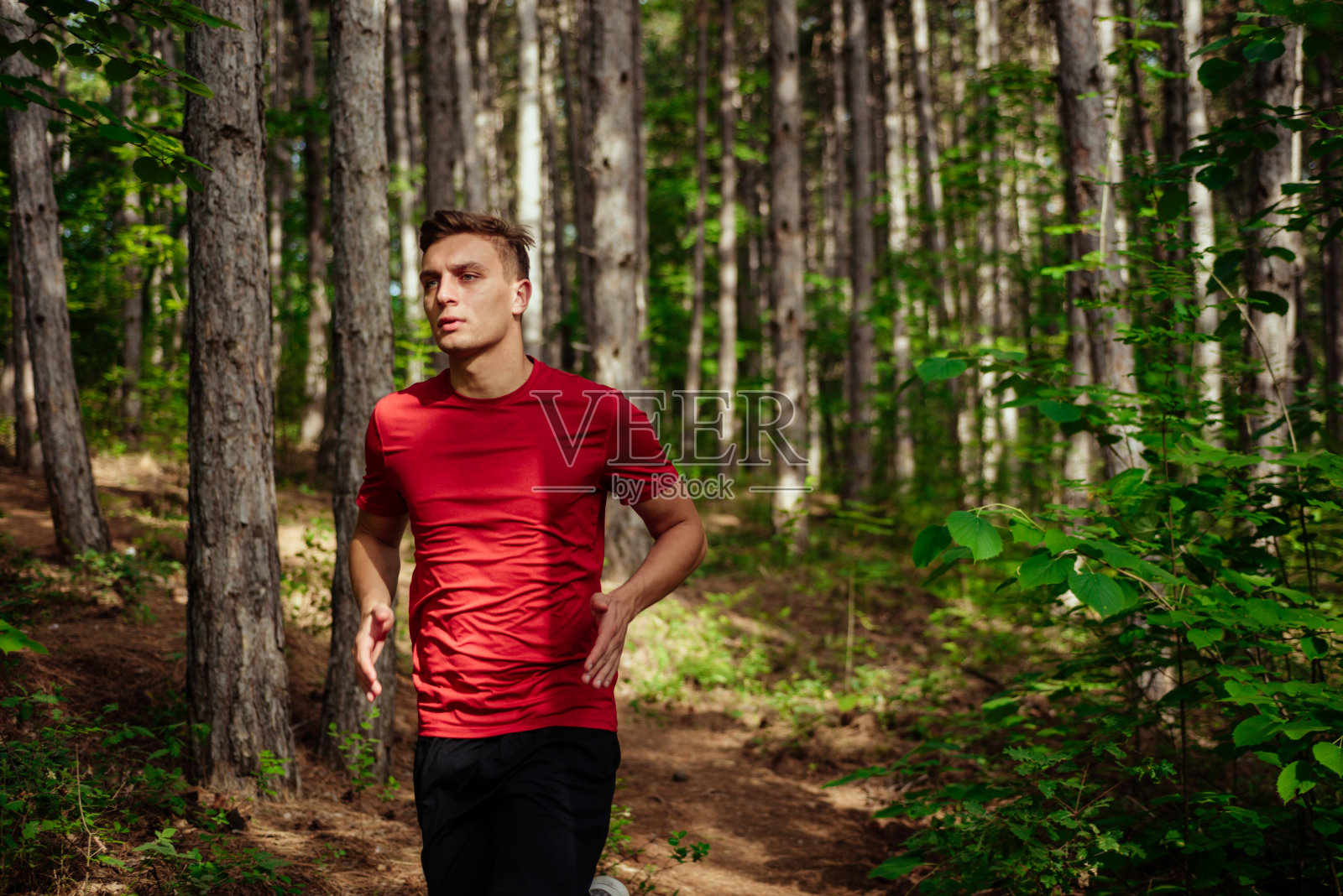 一个跑天的白人运动员在高山上训练照片摄影图片