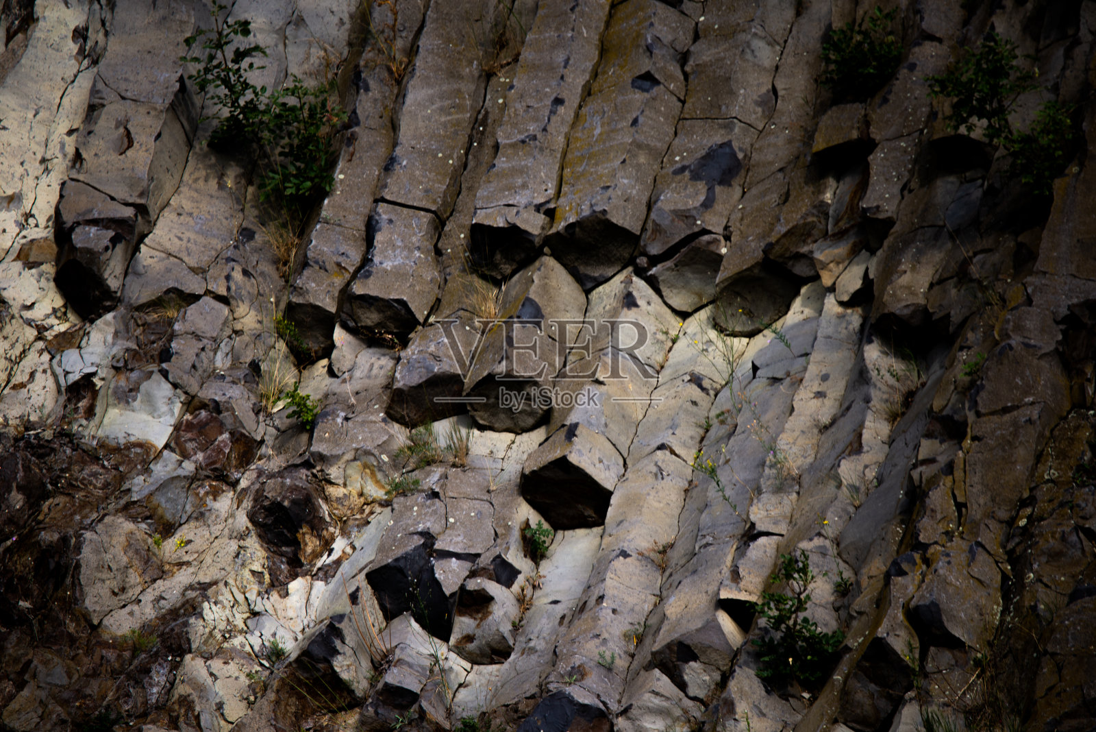 匈牙利Balaton-Highland上Hegyestu的玄武岩柱。完美的背景。照片摄影图片