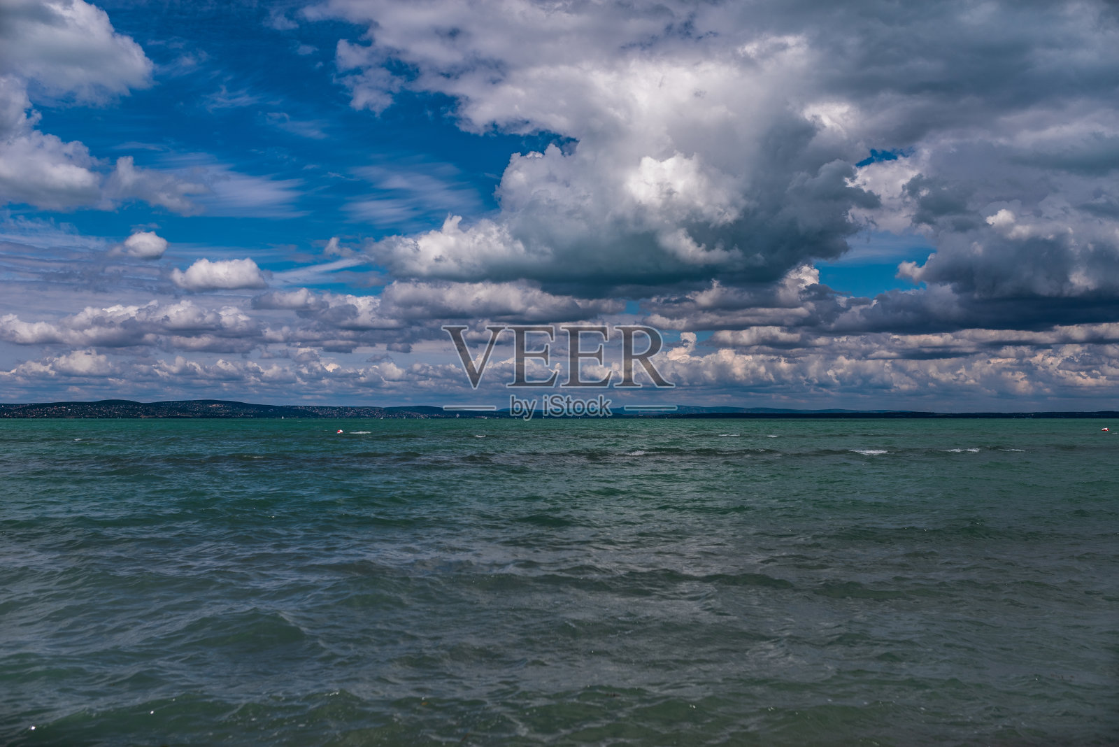 匈牙利Siofok的Balaton湖。戏剧性的多云的天空和蓝色，tourquise水。照片摄影图片