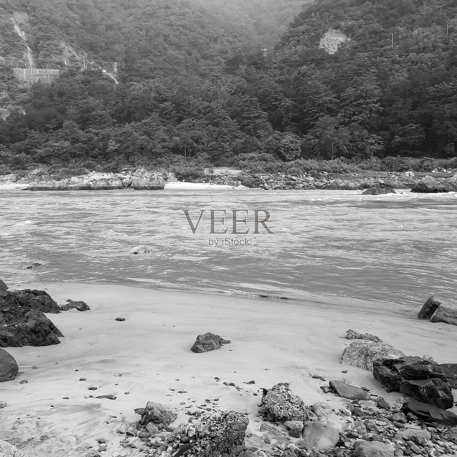 位于北阿坎德邦里诗凯诗附近的果阿海滩的晨景，清晨时分里诗凯诗恒河的干净景色，世界著名的恒河全景黑白照片摄影图片