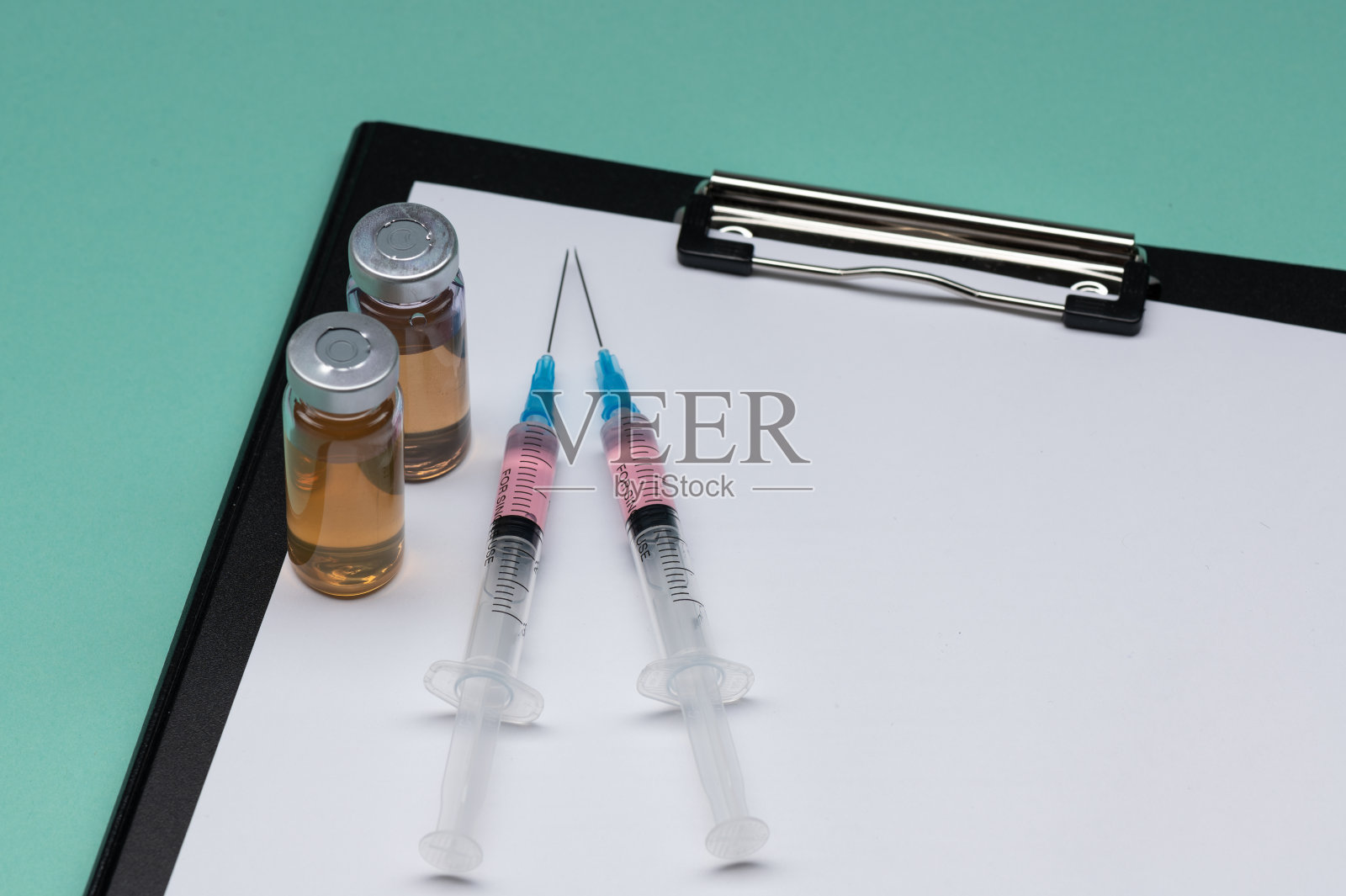 空白医疗剪贴板，注射器和安瓿液照片摄影图片