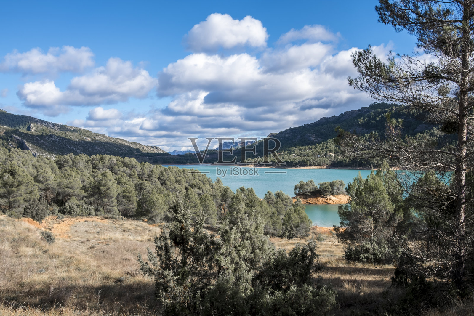 西班牙特鲁埃尔的佩纳水库全景图照片摄影图片
