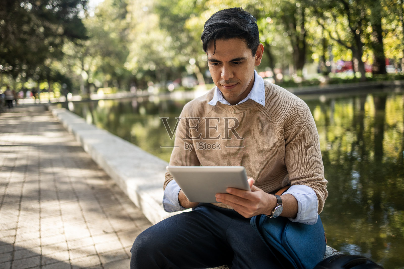 商人使用数码平板电脑照片摄影图片