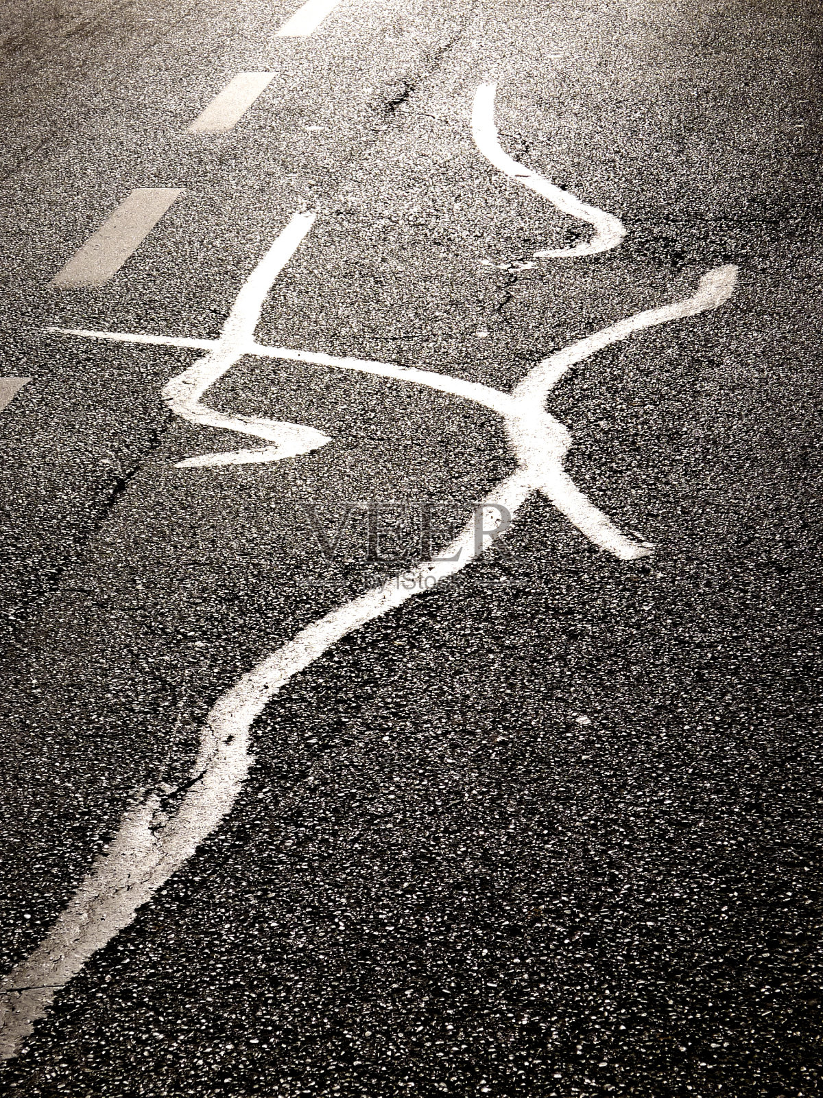 沥青路面无缝图案。沥青路面反射着傍晚的阳光。照片摄影图片