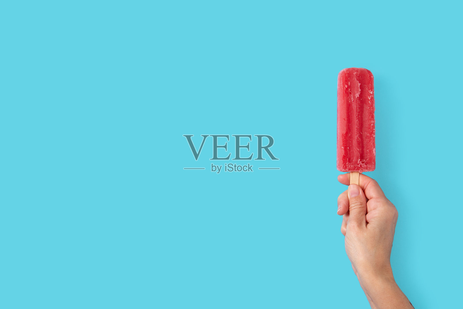 手拿着草莓冰棒照片摄影图片