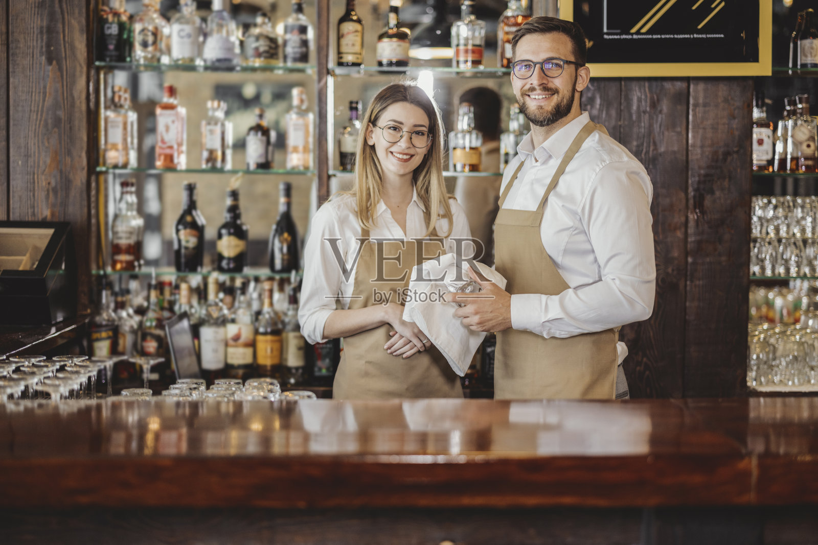 商业伙伴看着相机照片摄影图片