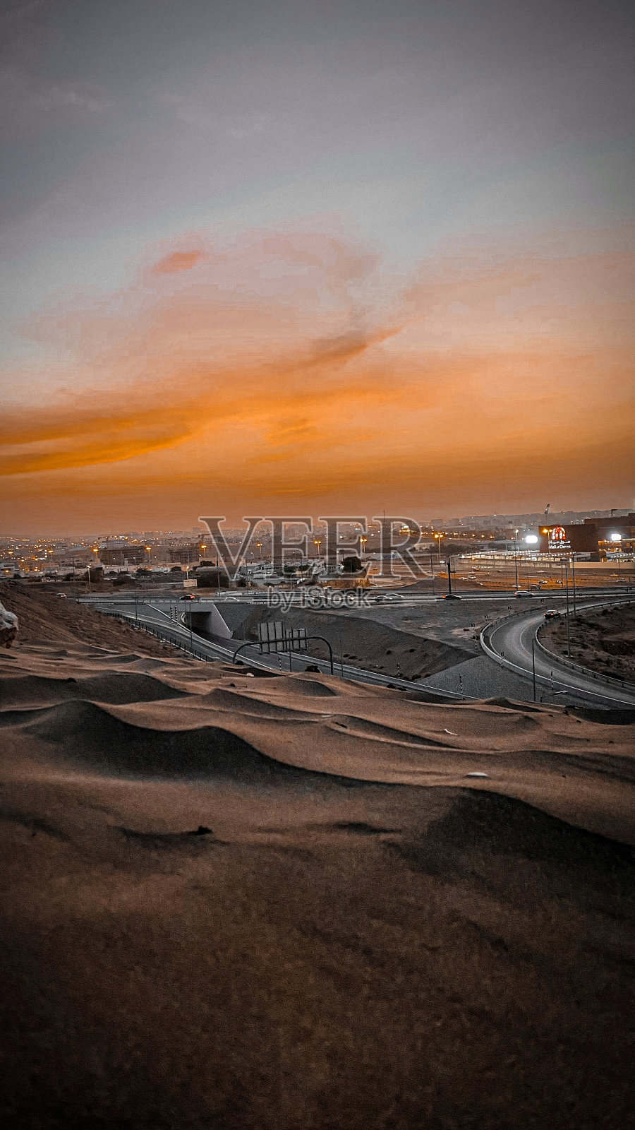 城市与沙漠日落照片摄影图片