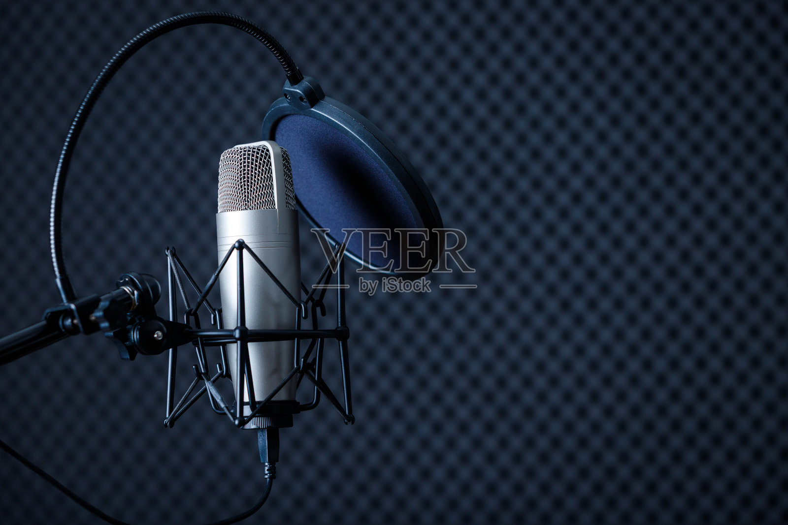专业麦克风在录音工作室与空白复制空间背景照片摄影图片