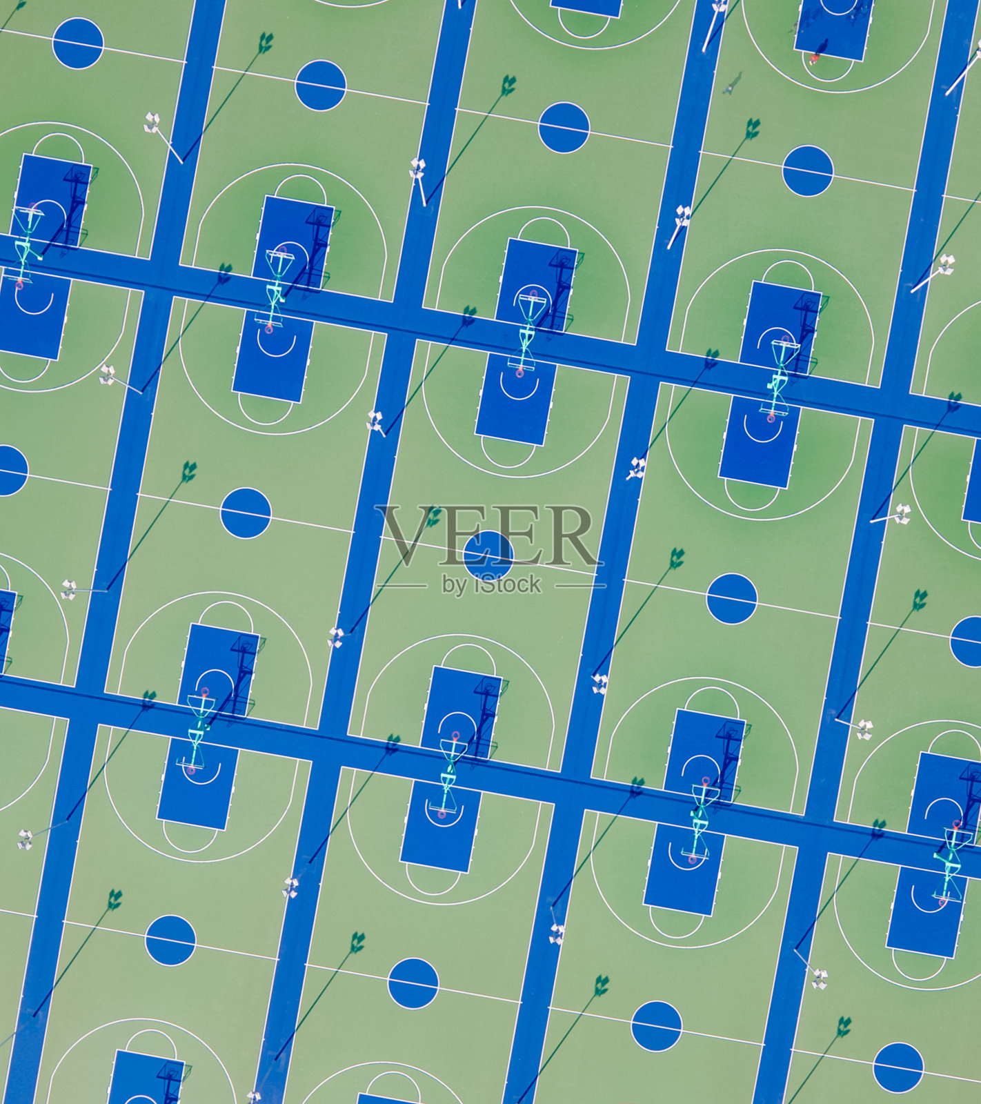 航拍校园内的篮球场照片摄影图片