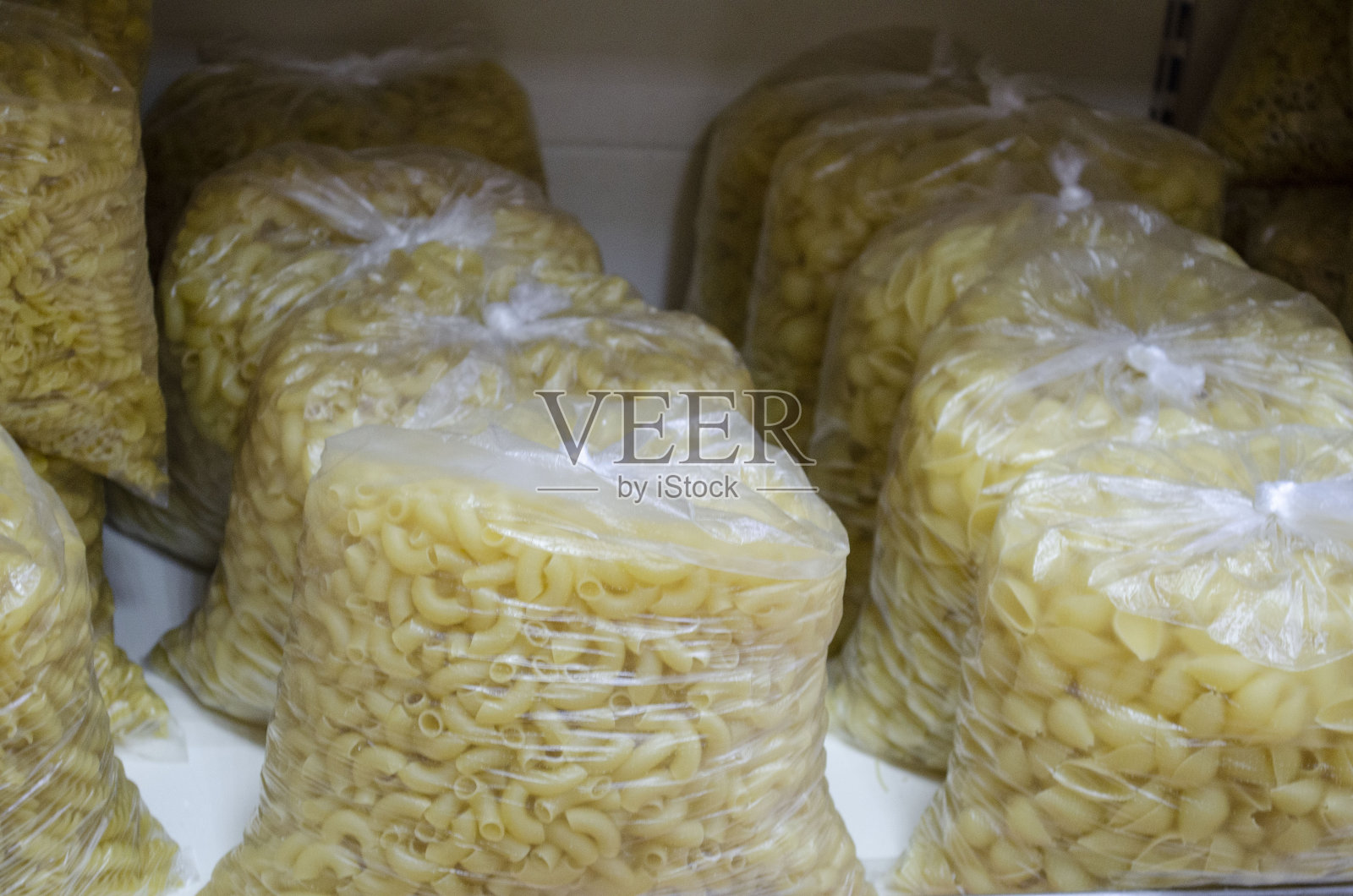 商店货架上的意大利面照片摄影图片