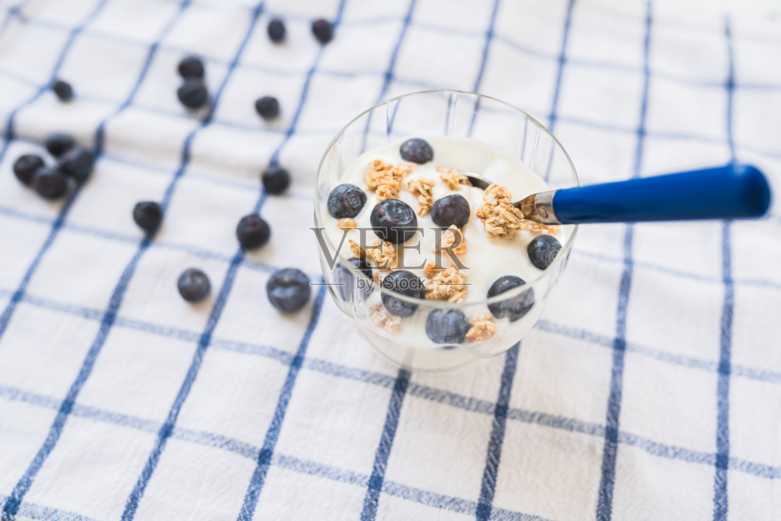 酸奶配麦片和蓝莓照片摄影图片