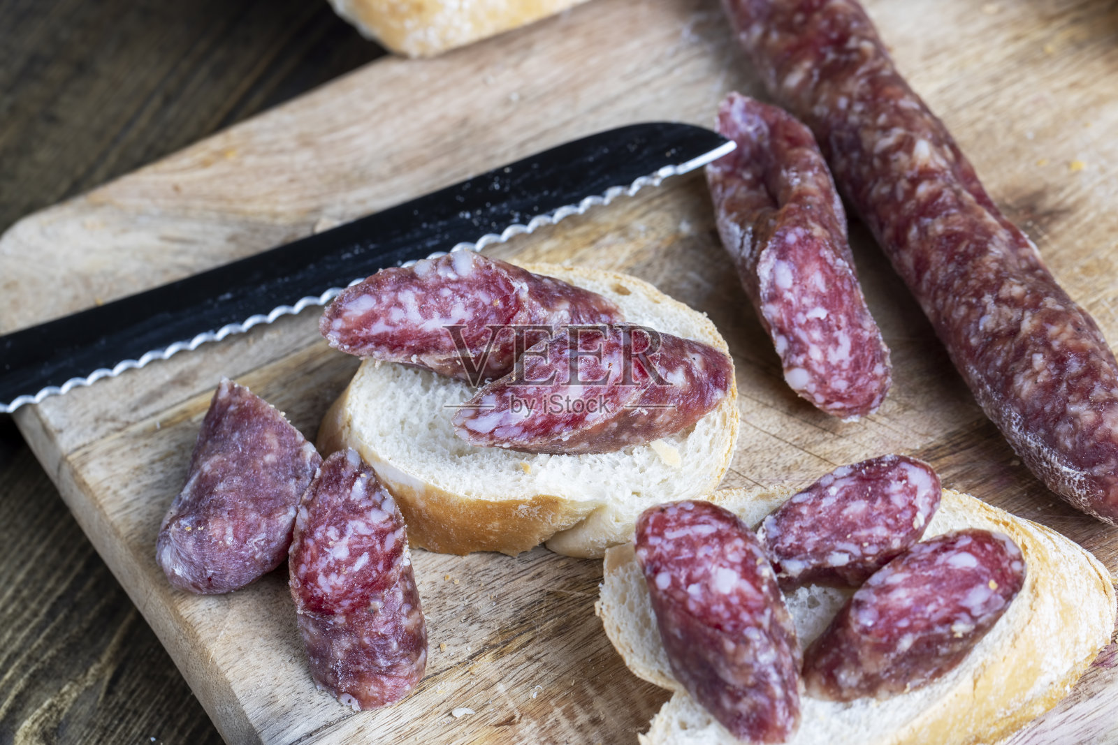 切好的香肠片放在砧板上照片摄影图片