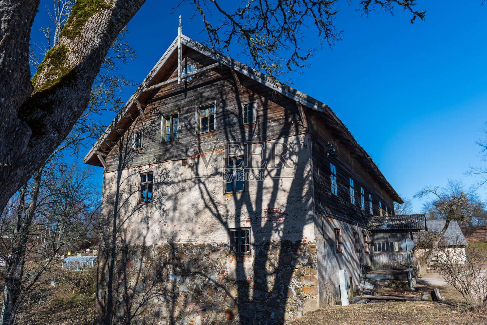 拉脱维亚阳光明媚的春日里，古老的伊万德水磨坊。照片摄影图片