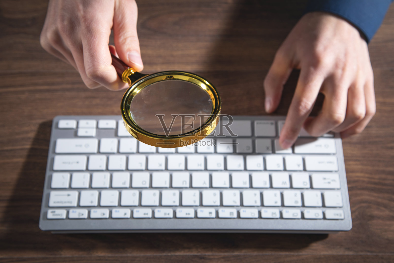用放大镜打字的人。互联网搜索的概念照片摄影图片