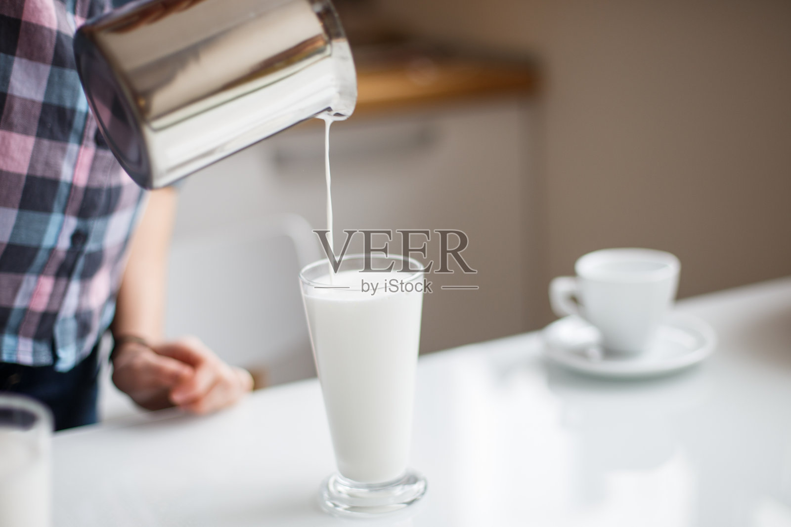 女孩正在准备早茶。这个女孩正在准备早餐。照片摄影图片