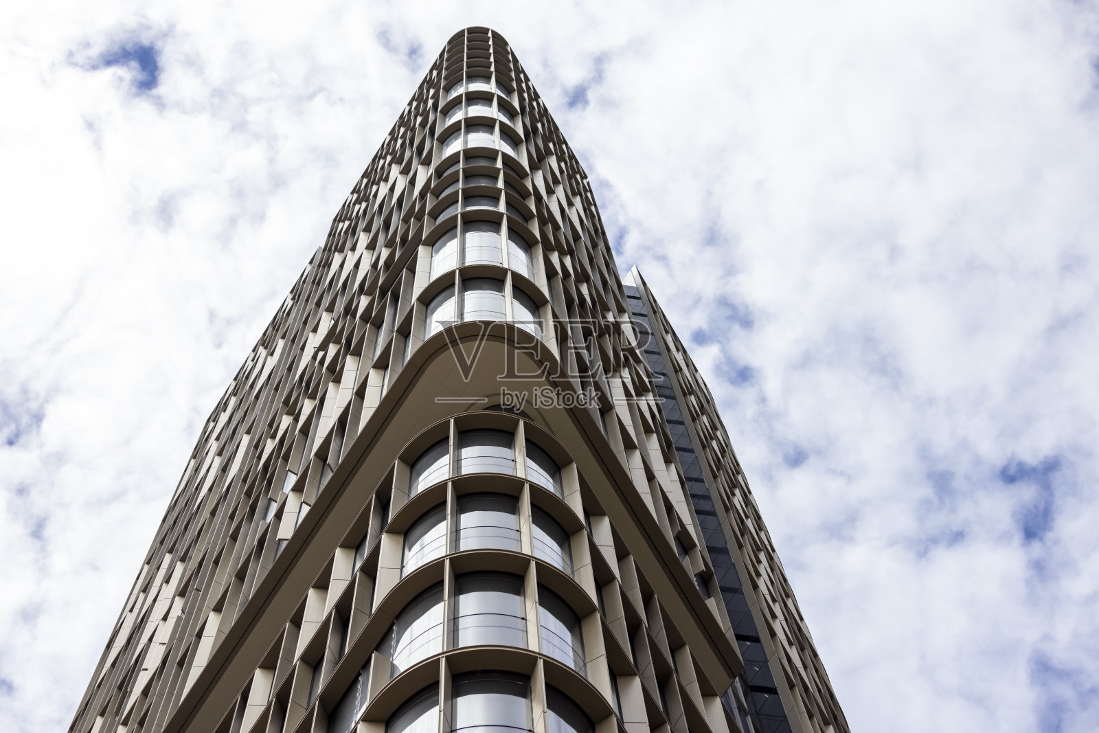 现代办公大楼、摩天大楼、天空背景与复制空间的低角度视图照片摄影图片