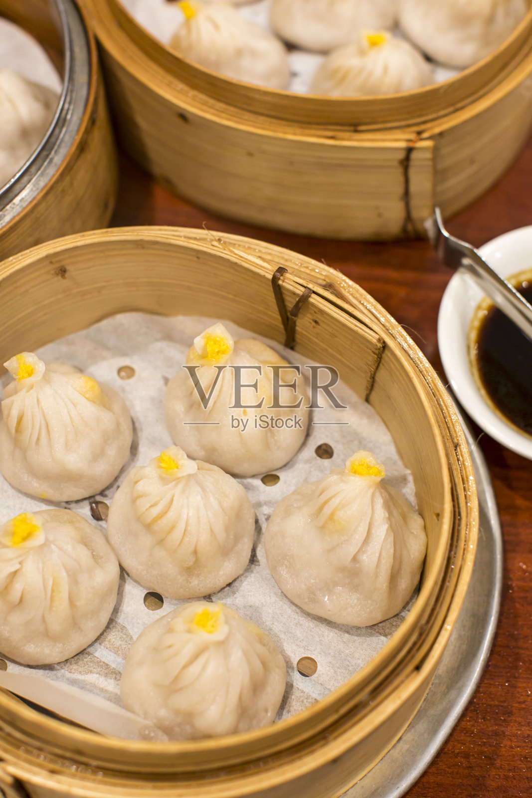 桌上摆着上海风味的小笼包照片摄影图片