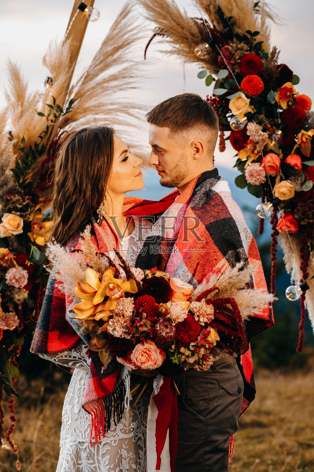 一对美丽的新人在山上举行夜间婚礼照片摄影图片