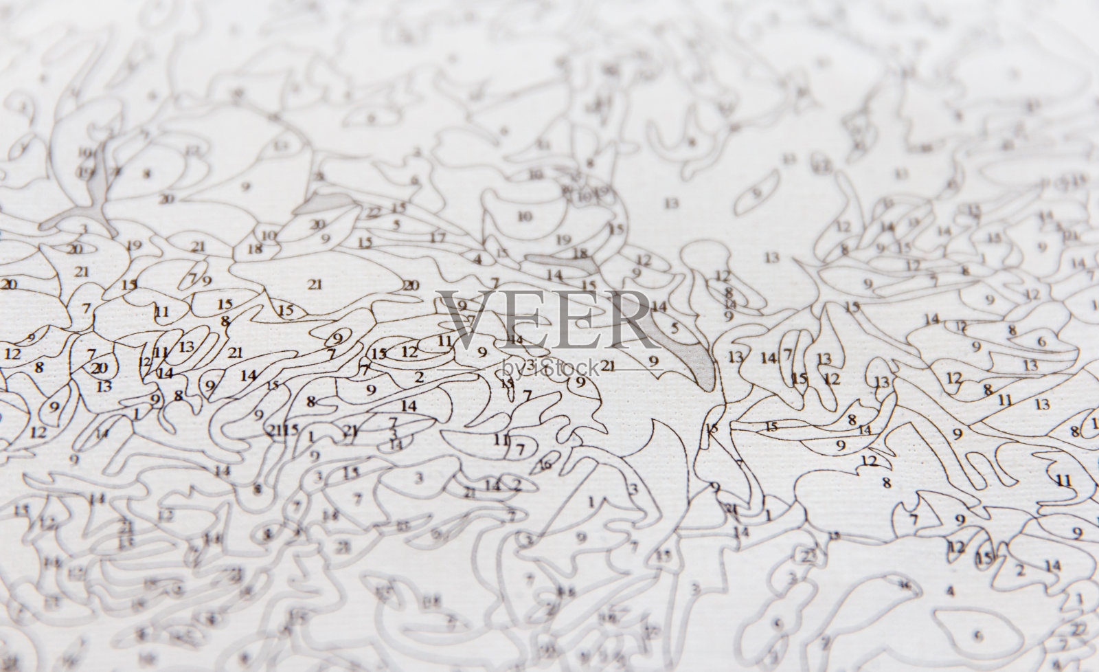 一个新的创作过程，画布被数字分解为新手艺术家照片摄影图片