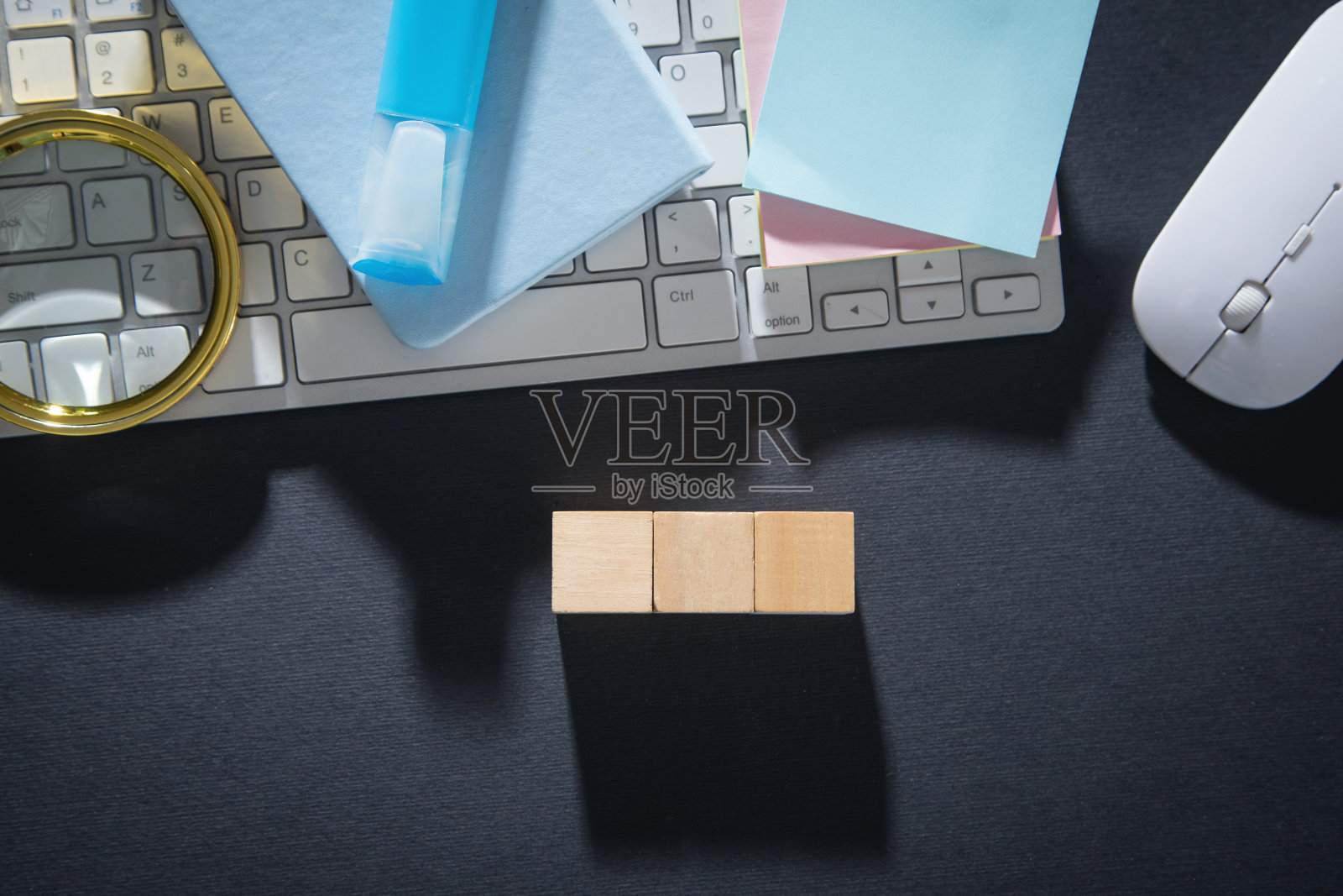 空的木制立方体和业务对象。照片摄影图片