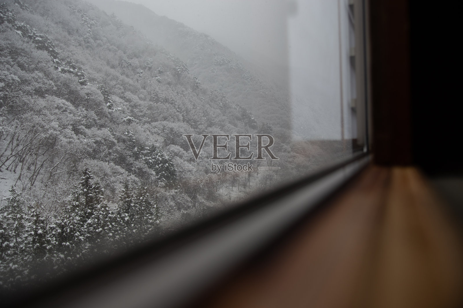 日本雪山透过日本障子窗照片摄影图片