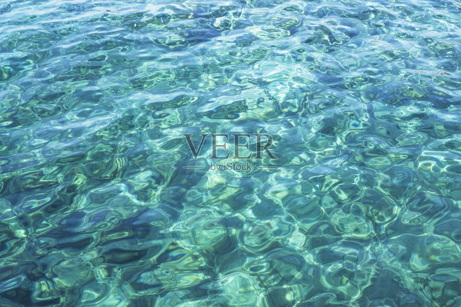 透明的绿松石海水，天然的海洋背景。照片摄影图片