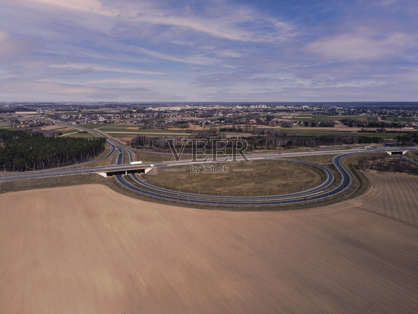 高速公路出口和入口，俯视图。照片摄影图片