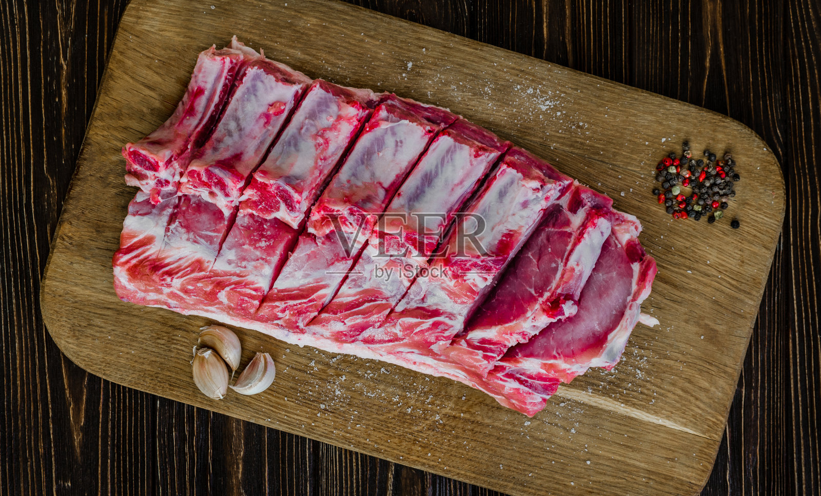 木制背景上的生猪肉照片摄影图片