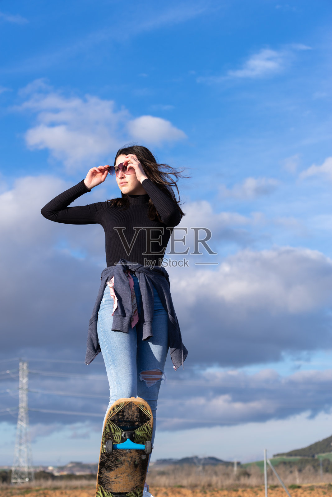 在市郊玩滑板的少年。照片摄影图片