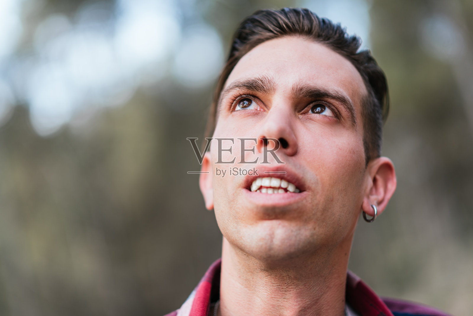 古玩人注意地抬头看照片摄影图片