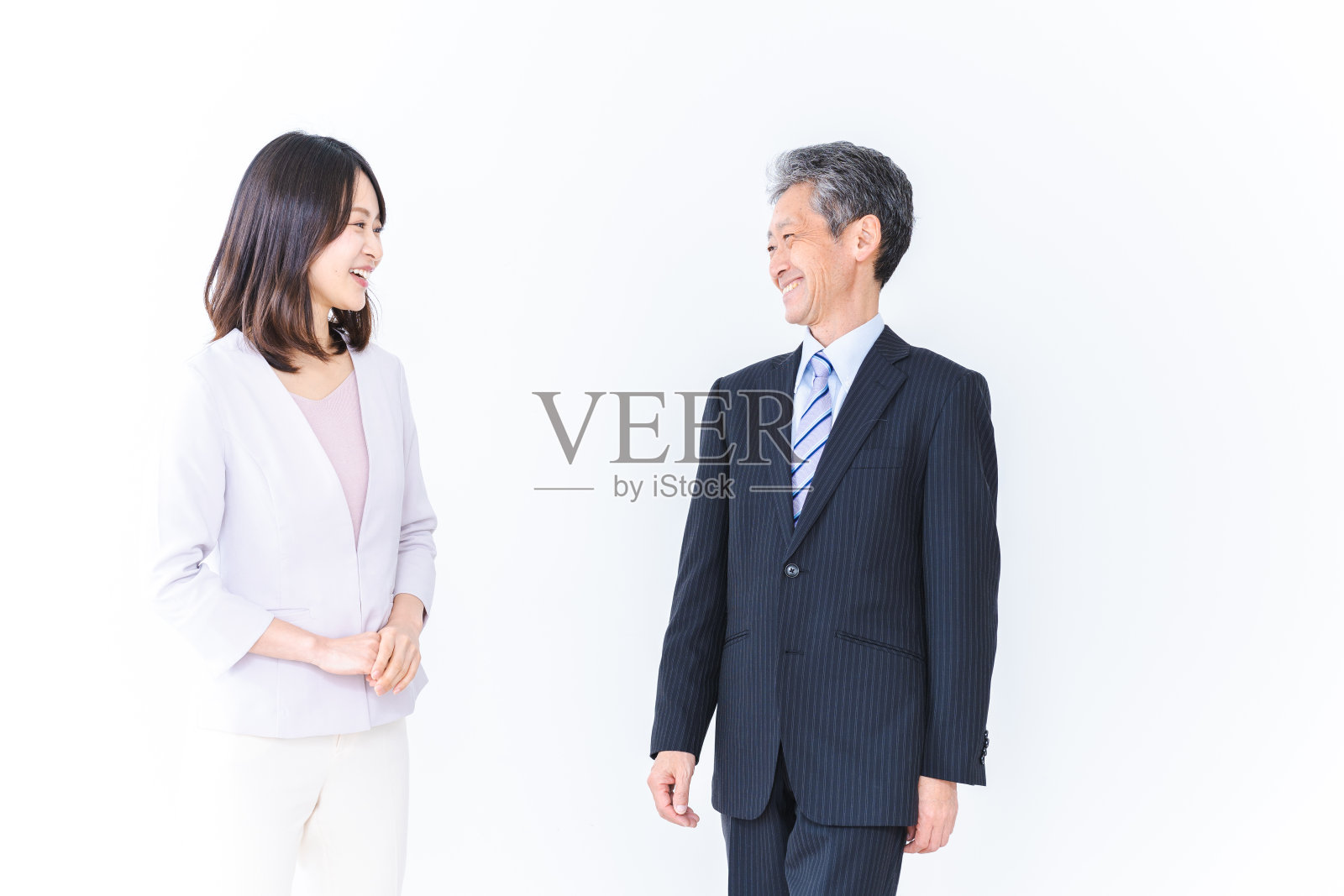 老板和员工友好地交谈照片摄影图片