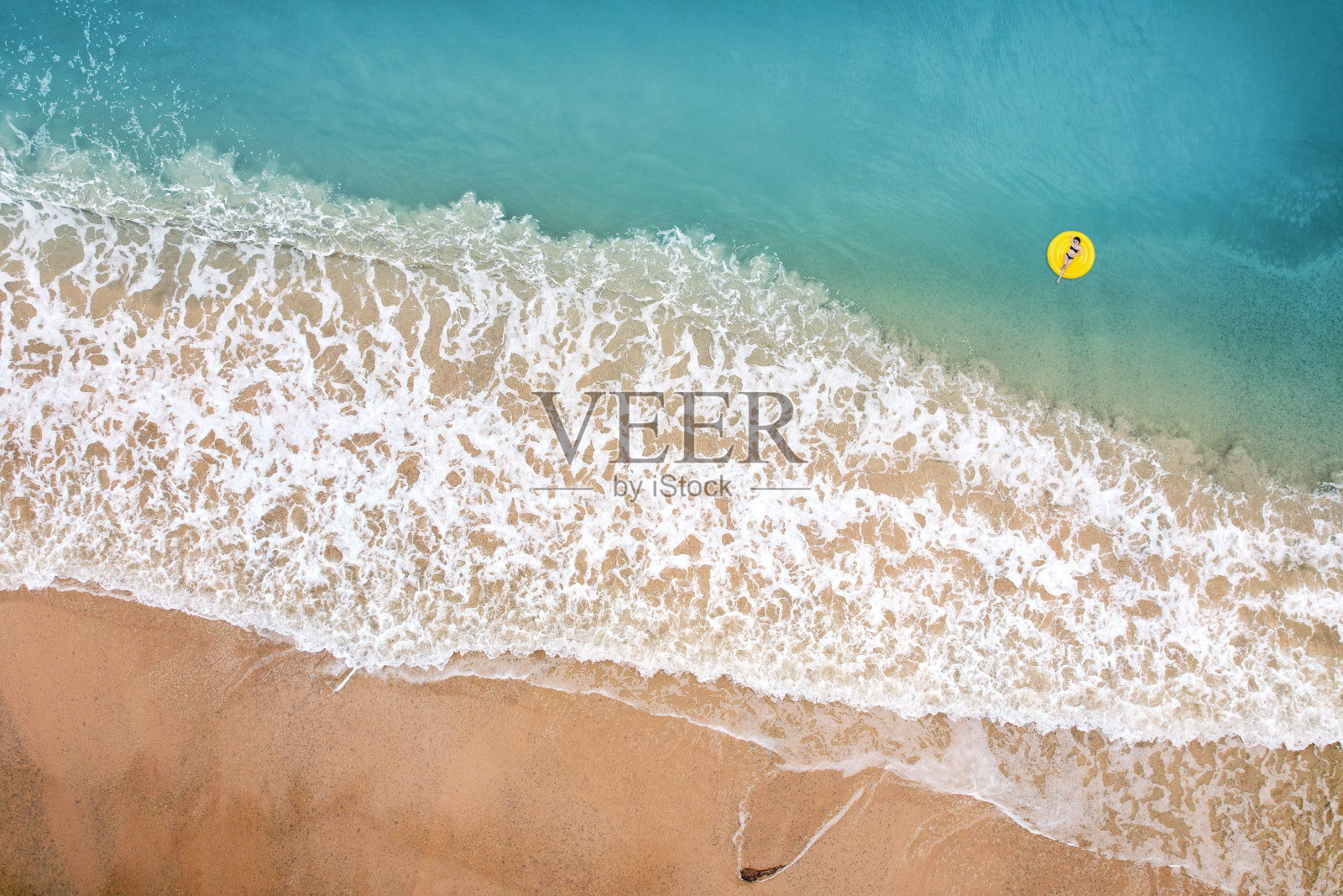 沙滩沙滩与蓝色的波浪和白色的泡沫夏天的背景。空中海滩俯视图。照片摄影图片