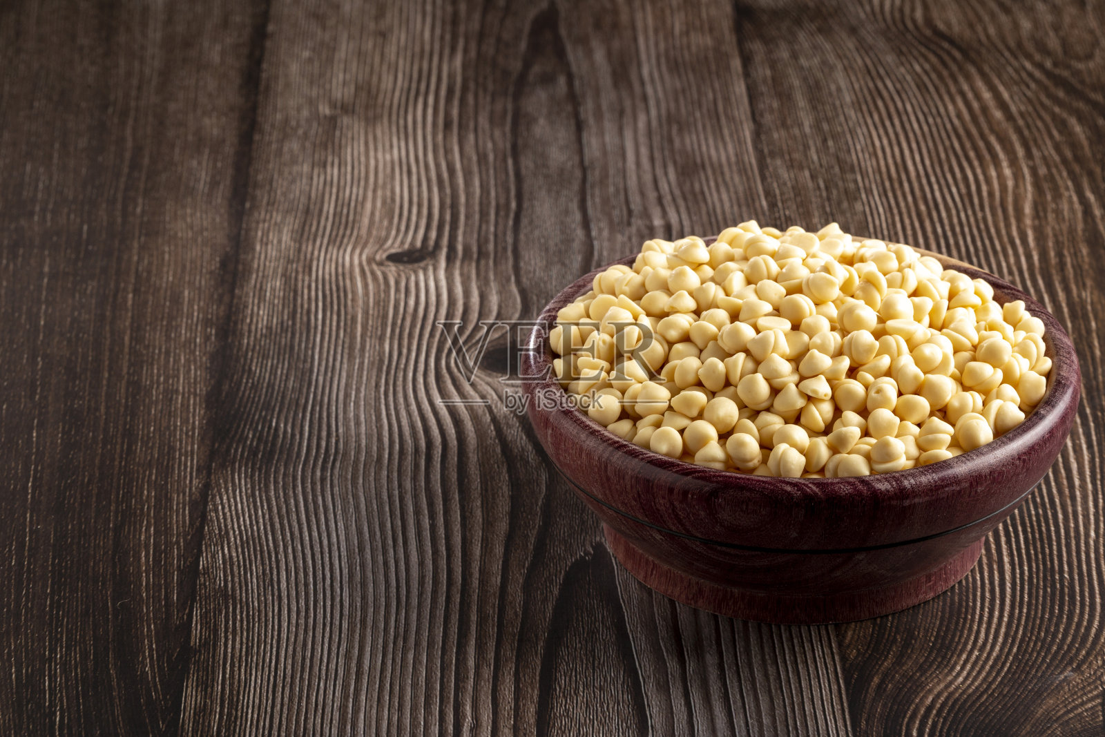 白巧克力滴。巧克力薯片。照片摄影图片