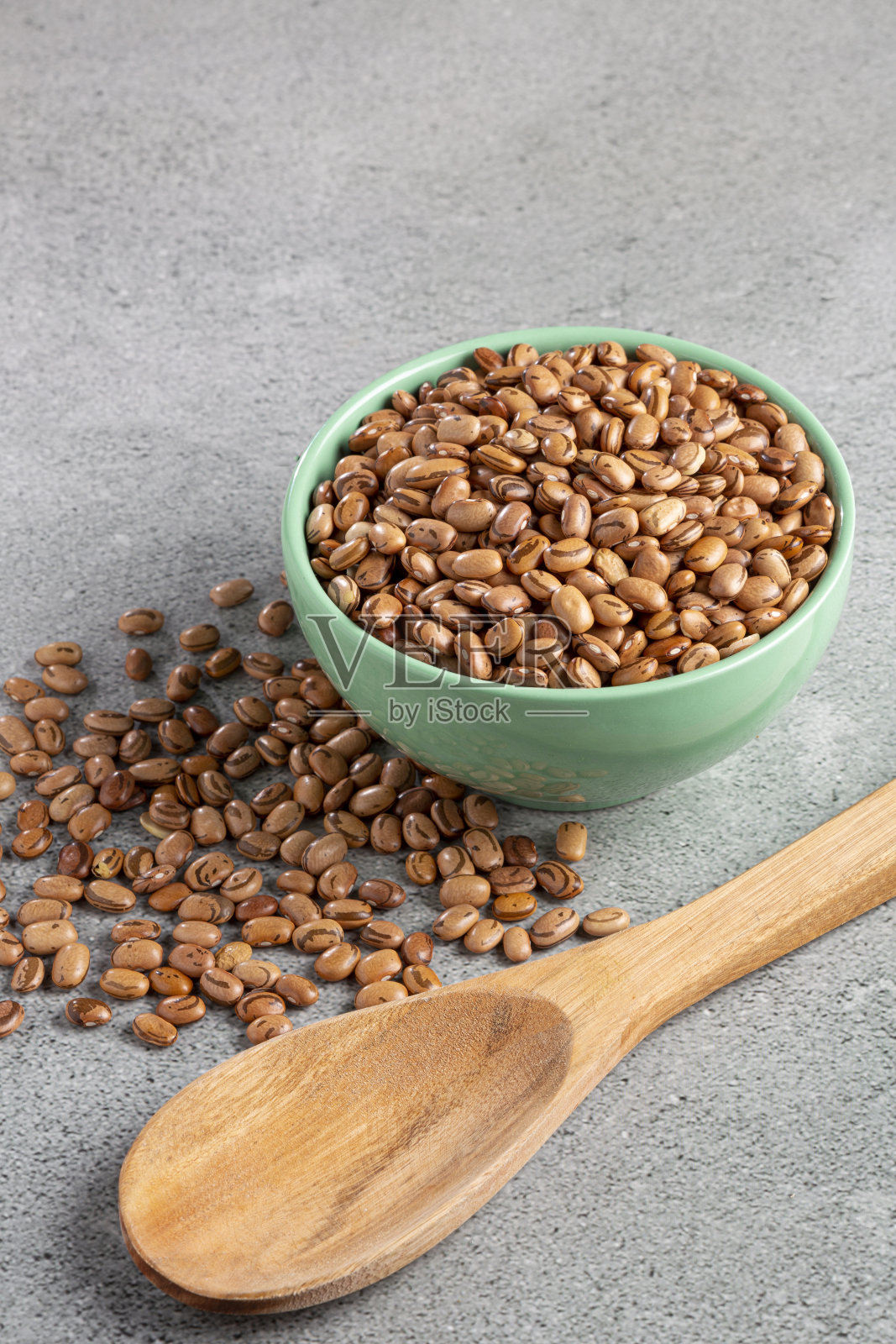 桌上有生的里约豆。照片摄影图片