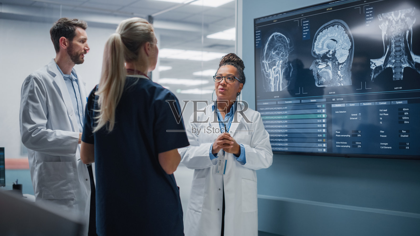 医学科学医院实验室会议:不同团队的神经学家，神经科学家，神经外科医生咨询电视屏幕显示MRI扫描与脑图像，讨论治疗方法，新药治疗照片摄影图片