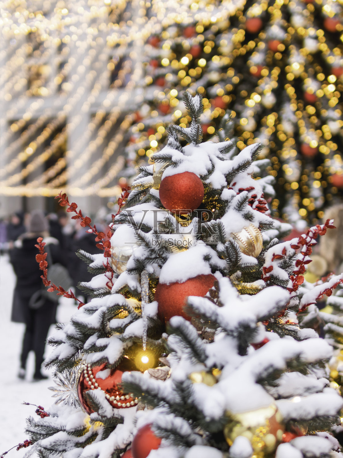 圣诞树上装饰着五颜六色的户外装饰品。杉树装饰着灯泡庆祝新年。照片摄影图片