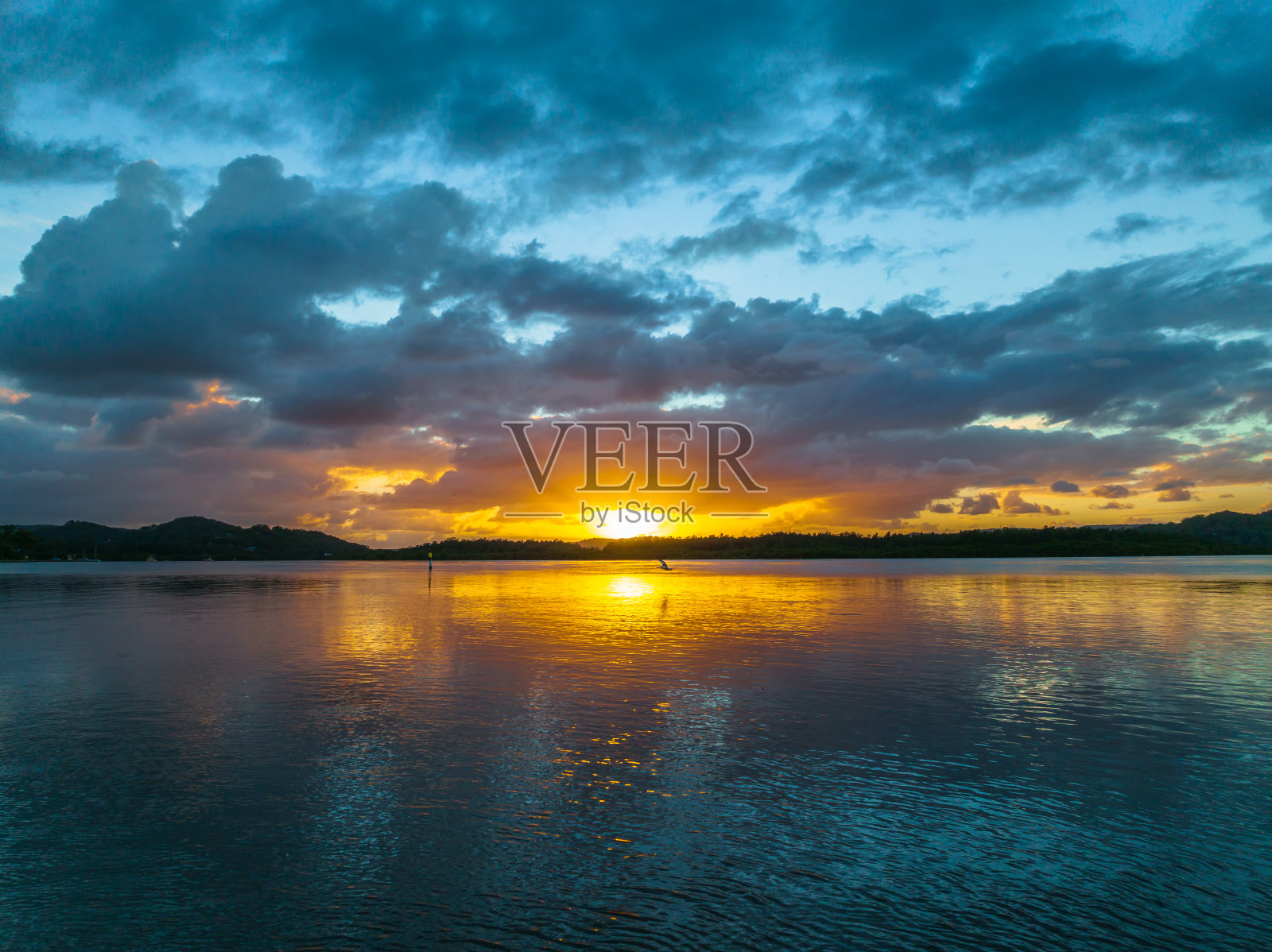 日出、鸟语雨云水景照片摄影图片