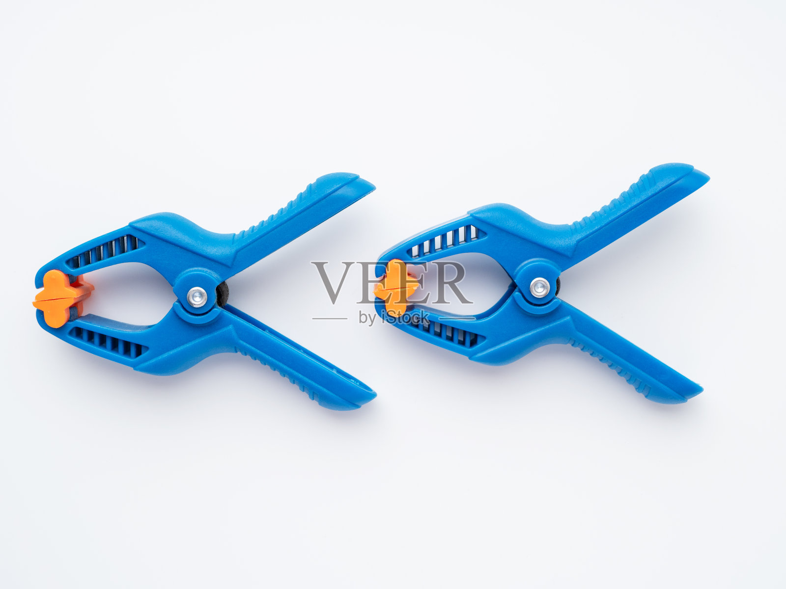 两个蓝色塑料弹簧夹。从上面的观点照片摄影图片