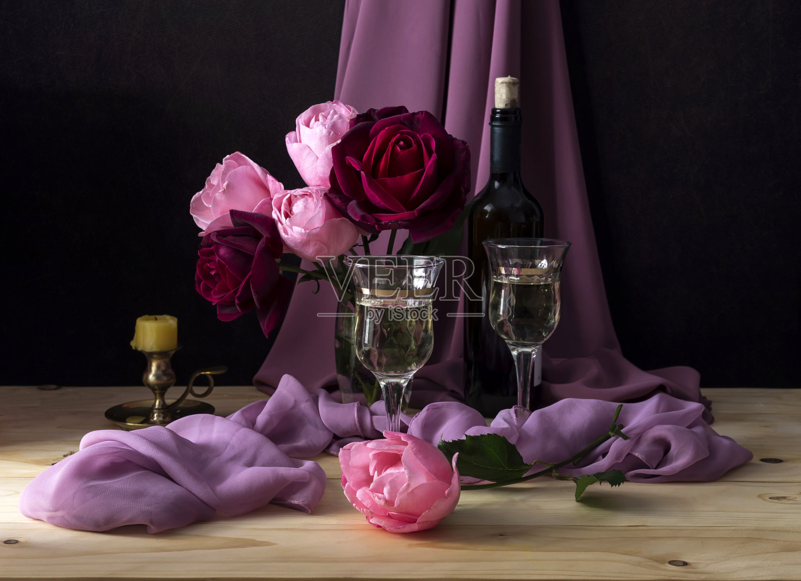 桌子上的玫瑰花和葡萄酒的特写镜头照片摄影图片