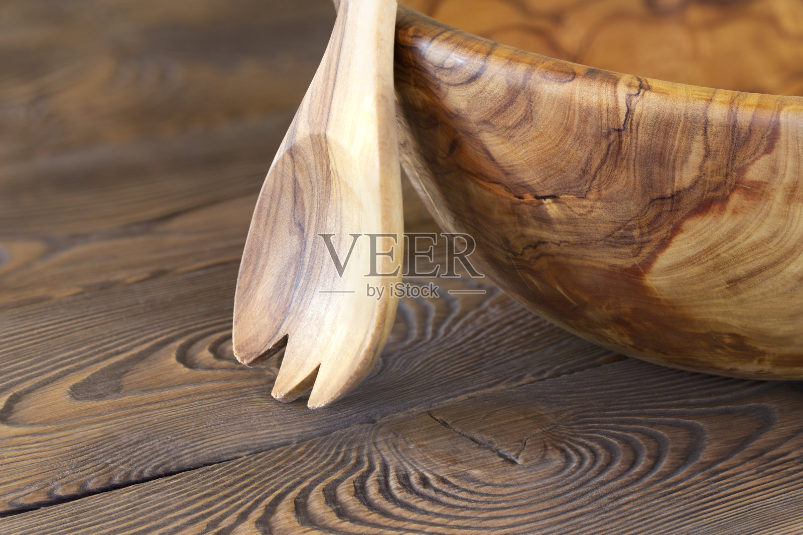 橄榄色的盘子，木制的盘子。环保选择，自然友好。一个没有塑料的世界和一个清洁的星球的概念。文本的空闲空间。照片摄影图片