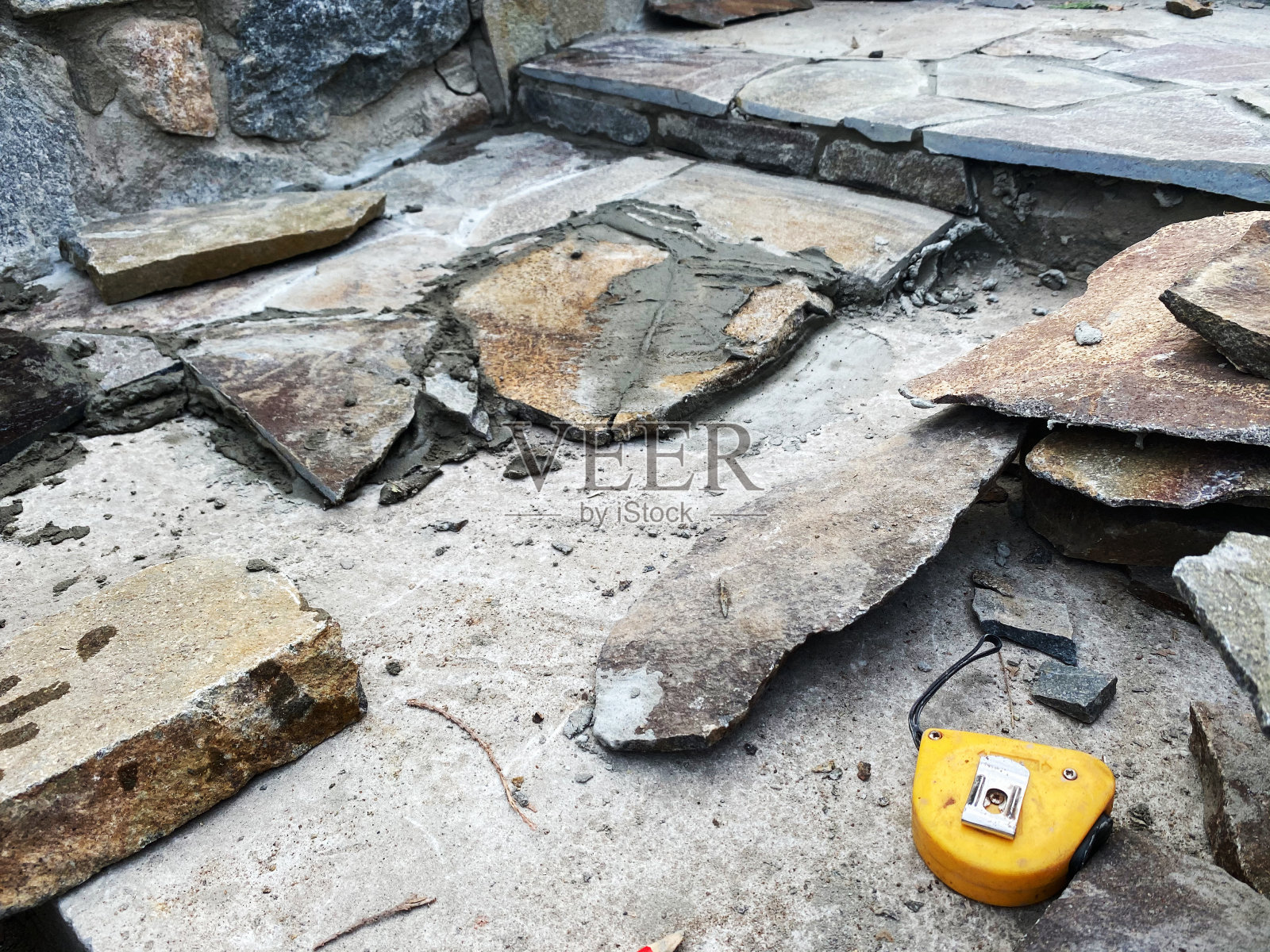 一个人把一块石头放在路上的灰浆上照片摄影图片