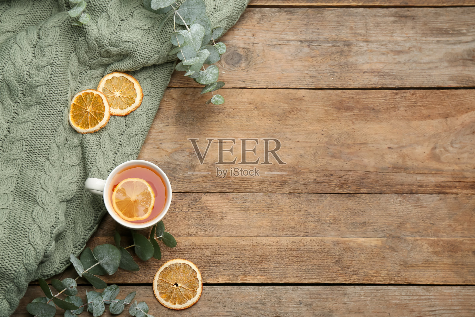 木桌上平铺着茶和温暖的格纹构图，为文字留出空间照片摄影图片