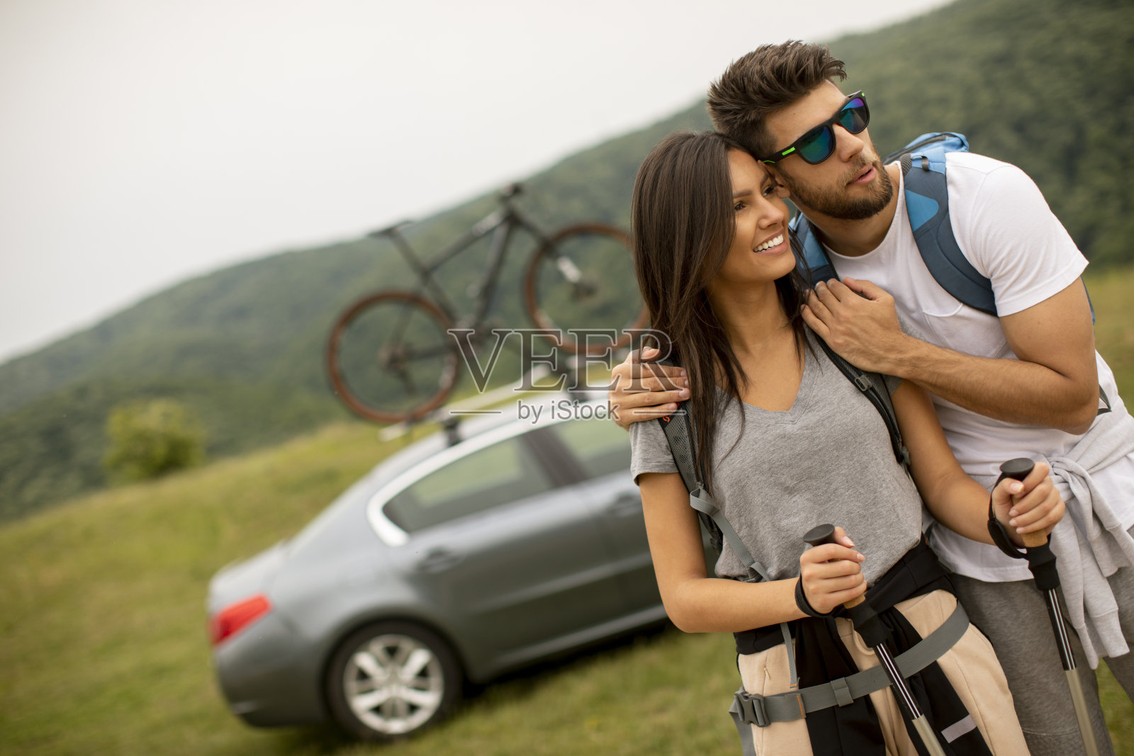 几个背着背包的徒步旅行者开始穿越田野照片摄影图片