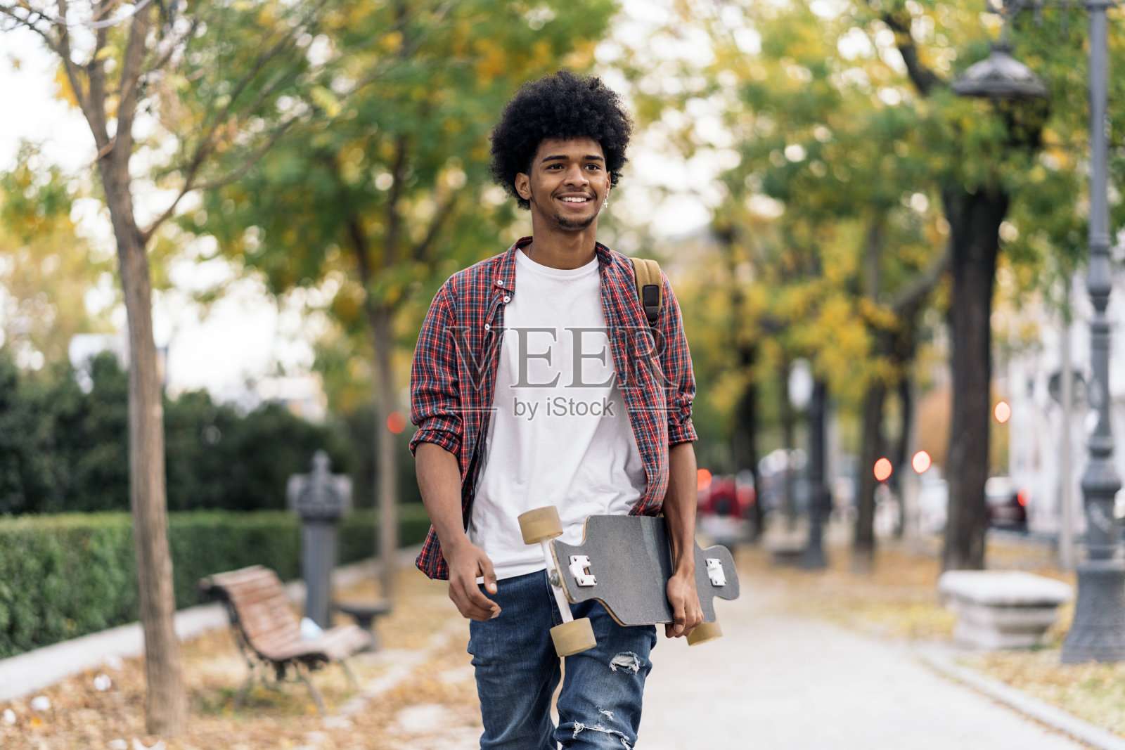 快乐的非洲男孩在城市照片摄影图片
