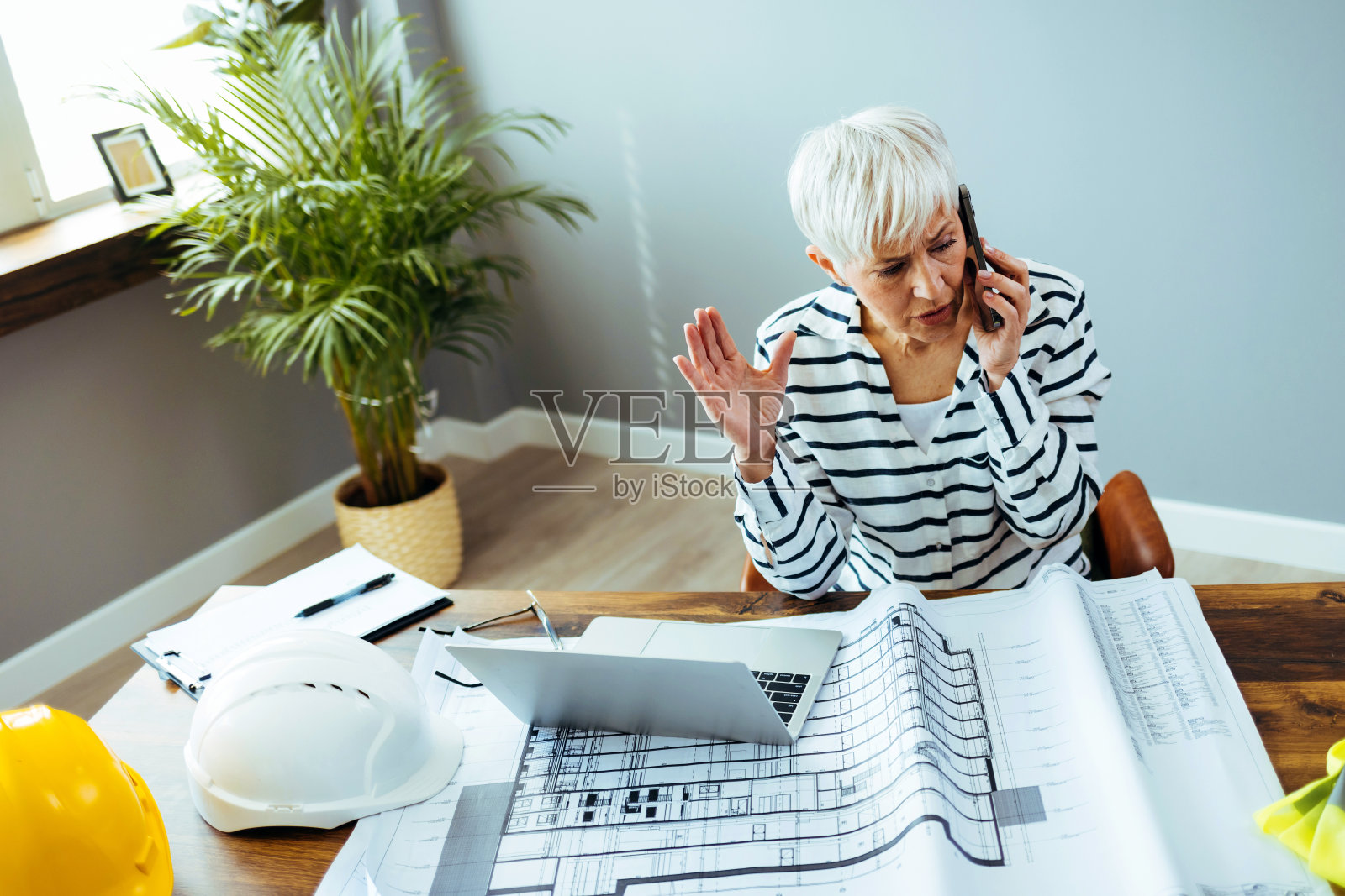 自信成熟的架构工程师与客户老板用智能手机交谈照片摄影图片