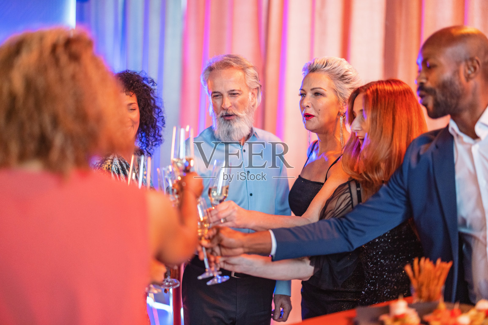 一群商人在酒吧用香槟敬酒照片摄影图片