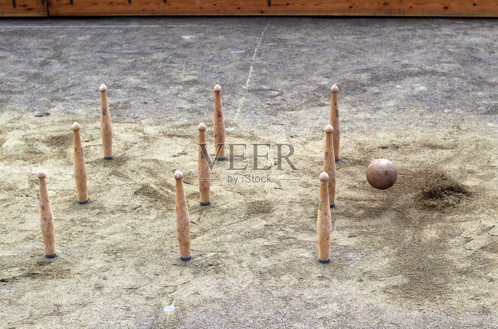 在博洛帕尔马枪杀。西班牙坎塔布里亚传统保龄球比赛照片摄影图片