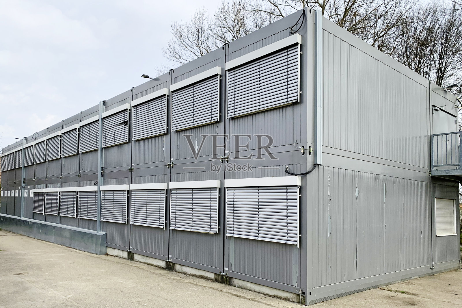 灰色集装箱办公室，两层，百叶窗紧闭照片摄影图片