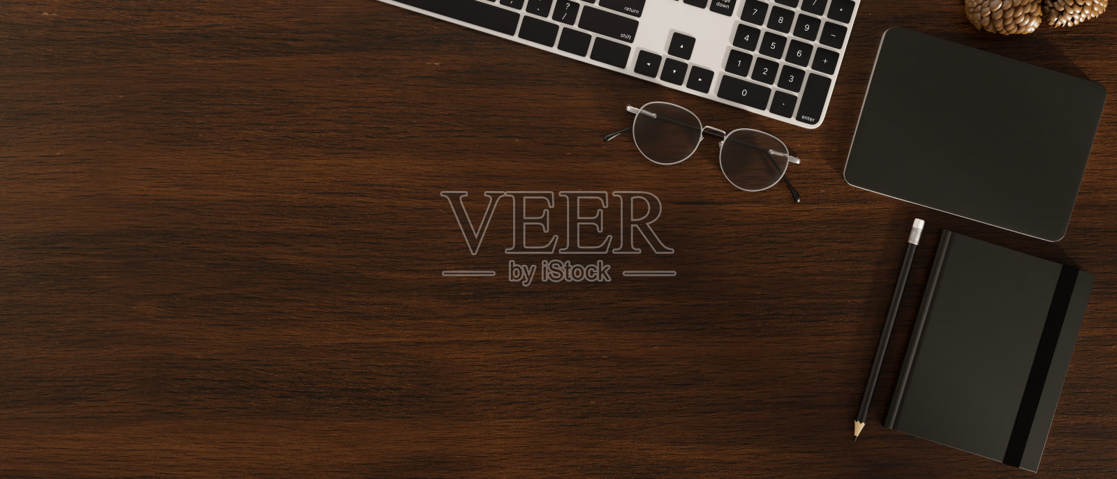 头顶的镜头，黑色的木制办公室桌子背景与复制空间照片摄影图片